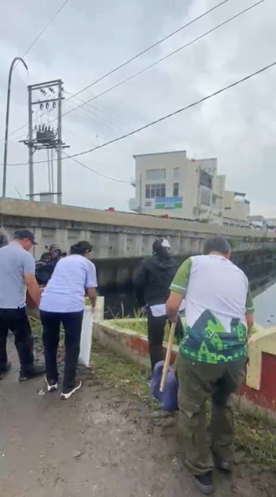Foto Aksi Bersih Bersih Sungai Dalam Rangka Memperingati HPSN